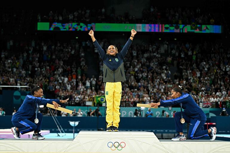 Simone Biles (plata), Rebeca Andrade (oro) y Jordan Chiles (bronce), en el podio. 