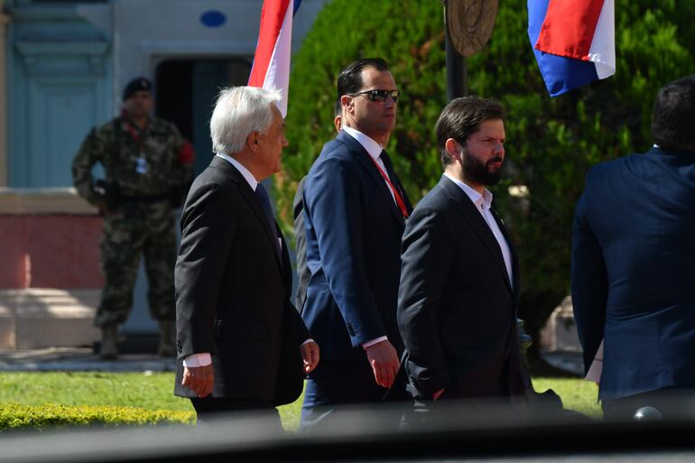 El presidente de Chile, Gabriel Boric (d), y el ex presidente de Chile, Sebastián Piñera, caminan durante la ceremonia de investidura del presidente Santiago Peña, en Asunción . Fue la última visita del fallecido presidente chileno a nuestro país.