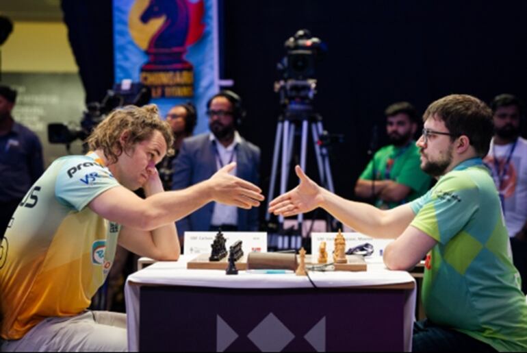 Carlsen vs Vachier Lagrave (Foto glogalchessleague.co).
