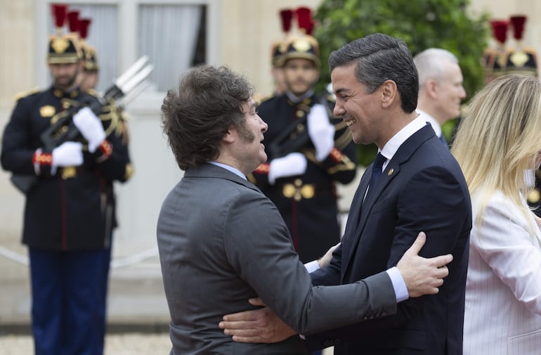 Javier Milei, presidente de Argentina y Santiago Peña, presidente de Paraguay.