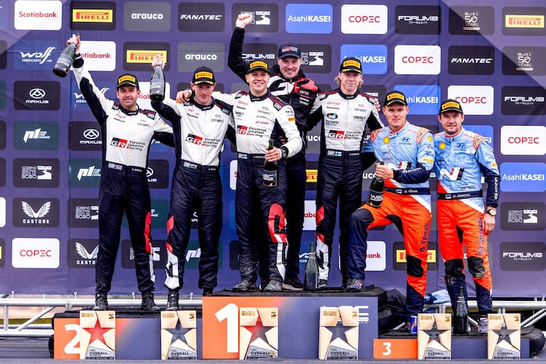 Podio final Rally1: 1) Rovanperä-Halttunen, 2) Evans-Martin y 3) Tänak-Järveoja.