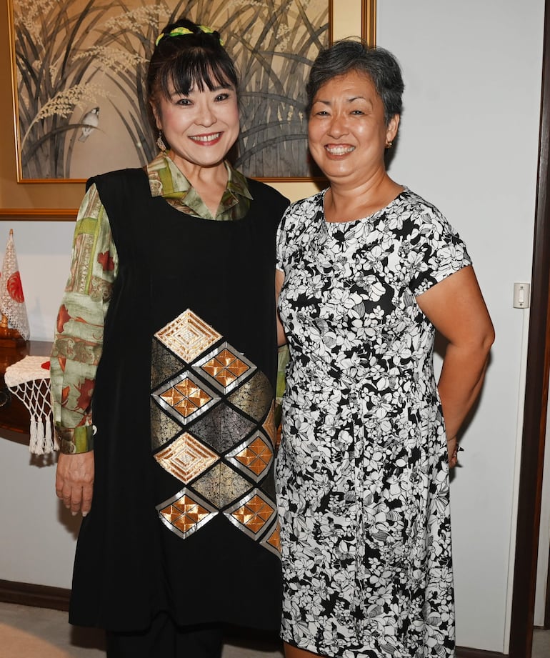 Lucia Shiomitsu reconocida arpista japonesa, y Luisa Higaki.