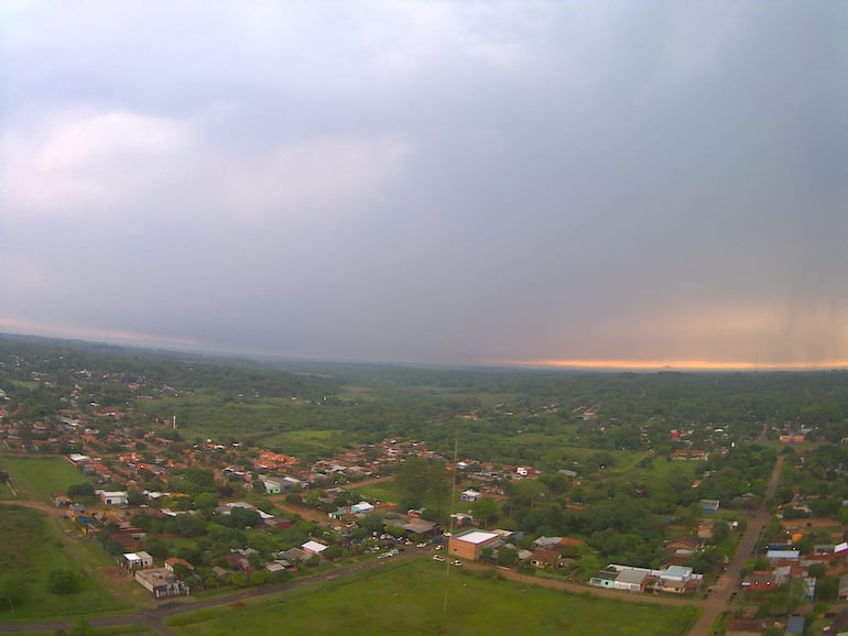 Tormenta eléctrica aproximándose de hacia el sector suroeste de Coronel Oviedo.