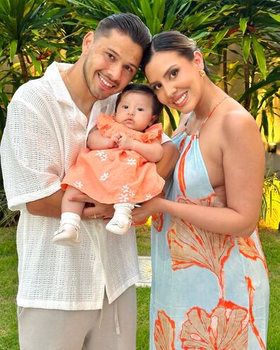 ¡Hermosa familia! Óscar Romero, la cumpleañera Jani González y la dulce Aitana Nicolle.