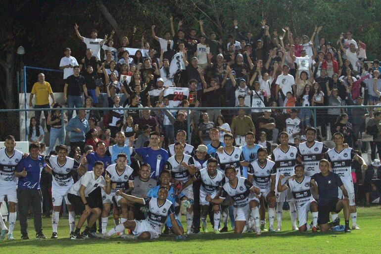 Festejo de futbolistas y aficionados de Los Bravos del 24 luego del triunfo del viernes sobre el Deportivo Santaní.