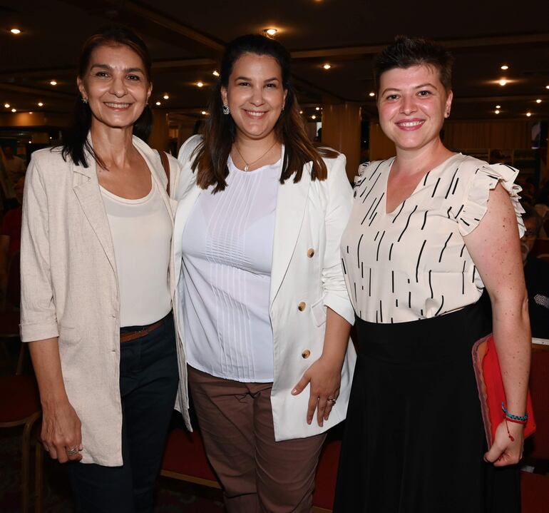 Graciela Meza, María Victoria Sosa y Cristina Bitiusca.