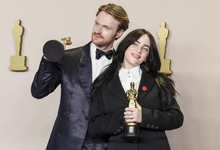 Finneas O'Connell y Billie Eilish posan con el Óscar que ganaron por la canción "What Was I Made For?", de "Barbie".