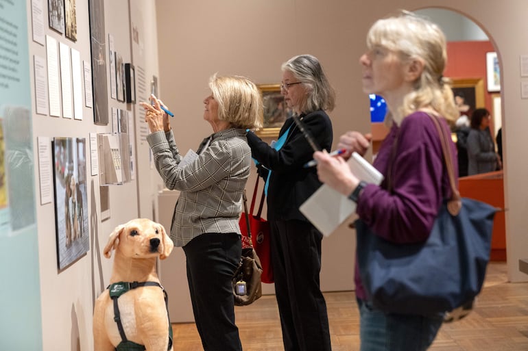 Personas visitan la exposición 'Pets and the City' (las mascotas y la ciudad) este viernes, en la sede del museo en Nueva York (EE.UU.). 