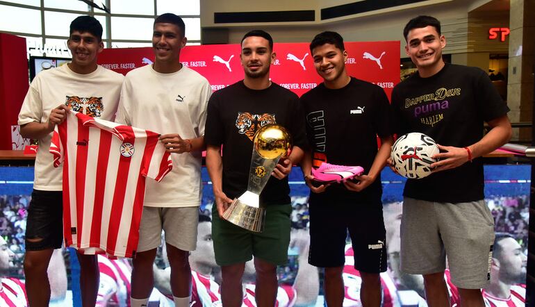 Ángel González, Ronaldo de Jesús, Fabrizio Peralta, Alan Núñez y Wilder Viera, en el evento realizado ayer en el local de Puma Store del Shopping Mariscal.