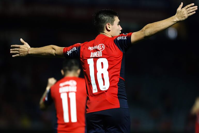 El paraguayo Fernando Romero, jugador de Cerro Porteño, celebra un gol contra Colón de Argentina en un partido de la Copa Libertadores en el estadio La Nueva Olla, en Asunción.