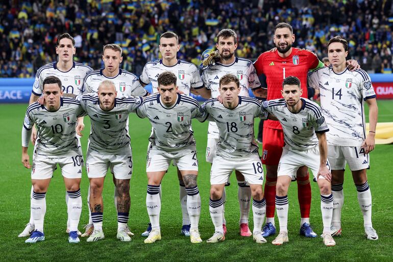 Formación que presentó ayer Italia en el partido ante Ucrania, que finalizó 0-0, y cuyo resultado clasificó a la Azzurra para la Eurocopa 2024 a disputarse en Alemania.