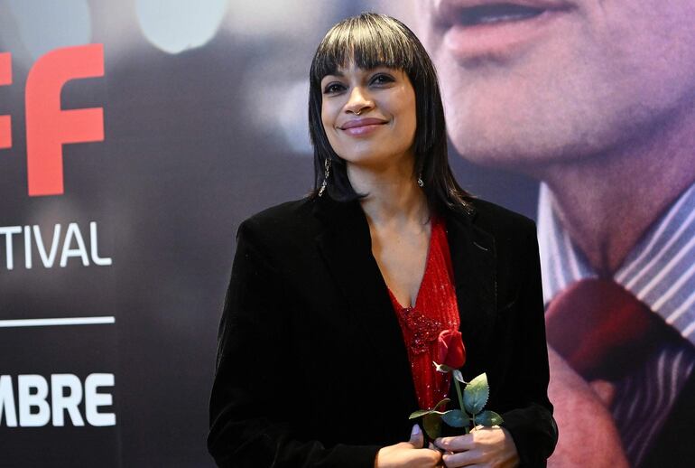 ¡Sonriente y con una rosa en las manos! La actriz Rosario Dawson a su llegada a la red carpet del Torino Film Festival (TFF). (EFE/EPA/ALESSANDRO DI MARCO)
