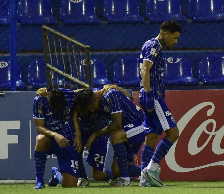 Jugadores de Sol de América celebran el tanto de Ronald Roa, que les dio la victoria sobre Nacional.