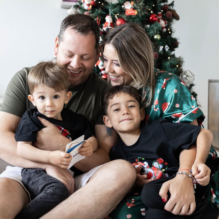 Denise Hutter con sus hijos Ignacio y Gastón y su pareja Aldo Franco esperan felices la Navidad.