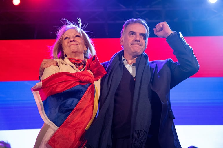 El candidato por el partido Frente Amplio Yamandú Orsi (d) junto a Carolina Cosse participan en un discurso al terminar la jornada de elecciones internas en Montevideo (Uruguay). El Frente Amplio fue el movimiento político más votado en las internas de ayer.