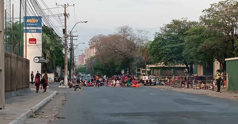 Indígenas frente al Instituto Paraguayo del Indígena, en la Avda. Artigas