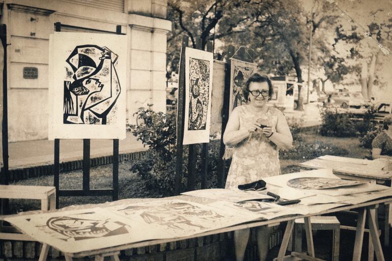 La artista Miguela Vera junto a algunas de sus obras. Será recordada con la muestra "Transtierro".