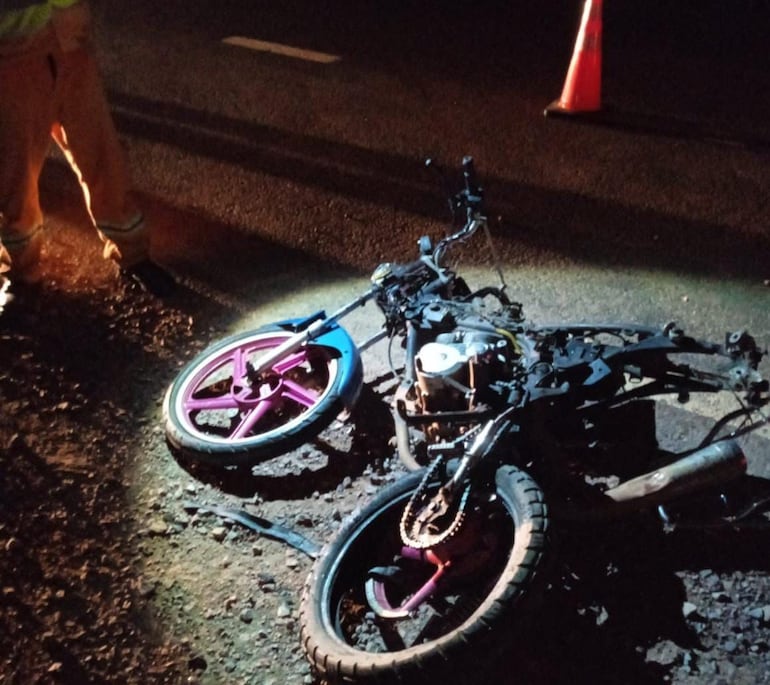 Anoche un motociclista embistió contra otro automóvil.