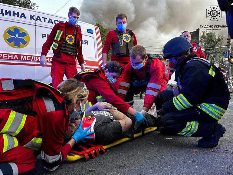 Rescatistas ucranianos asisten a una persona herida por un bombardeo en la ciudad de Cherkasy, este jueves.