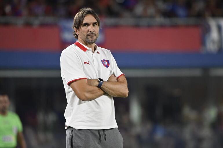 El argentino Diego Martínez, entrenador de Cerro Porteño, en el partido frente a Guaraní por la séptima fecha del torneo Apertura 2025 del fútbol paraguayo en el estadio La Nueva Olla, en Asunción, Paraguay.