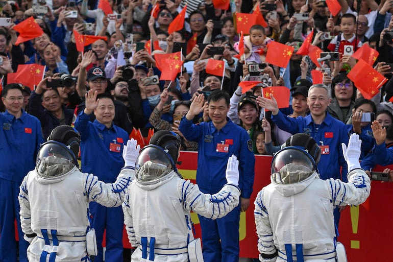 Los tres astronautas de la misión Shenzhou-18 regresaron de manera segura al centro de aterrizaje Dongfeng en el desierto de Gobi, en la provincia septentrional china de Mongolia Interior, tras pasar seis meses en la estación espacial china, la Tiangong.