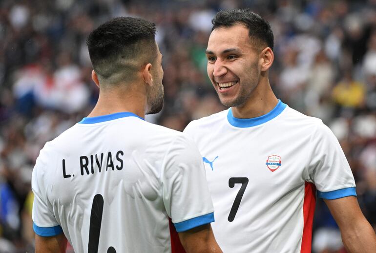 Marcelo Fernández (d), jugador de la selección de Paraguay, festeja un gol en el partido ante Israel por la segunda fecha del Grupo D del Torneo de Fútbol masculino de los Juegos Olímpicos París 2024 en el estadio Parque de los Príncipes, en París.