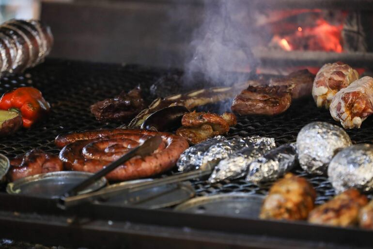 Hacer un asado en casa puede terminar siendo una actividad peligrosa si no se tienen los cuidados necesarios, afirman especialistas, que recomiendan tener extintores cerca.