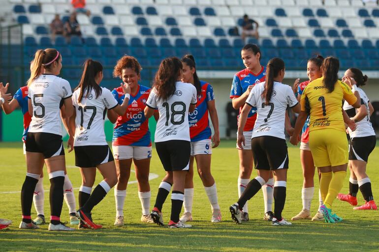 Las jugadores de Olimpia y Cerro Porteño se saludan en la previa del partido por la ida de las semifinales del torneo Clausura 2023 del Fútbol Femenino.