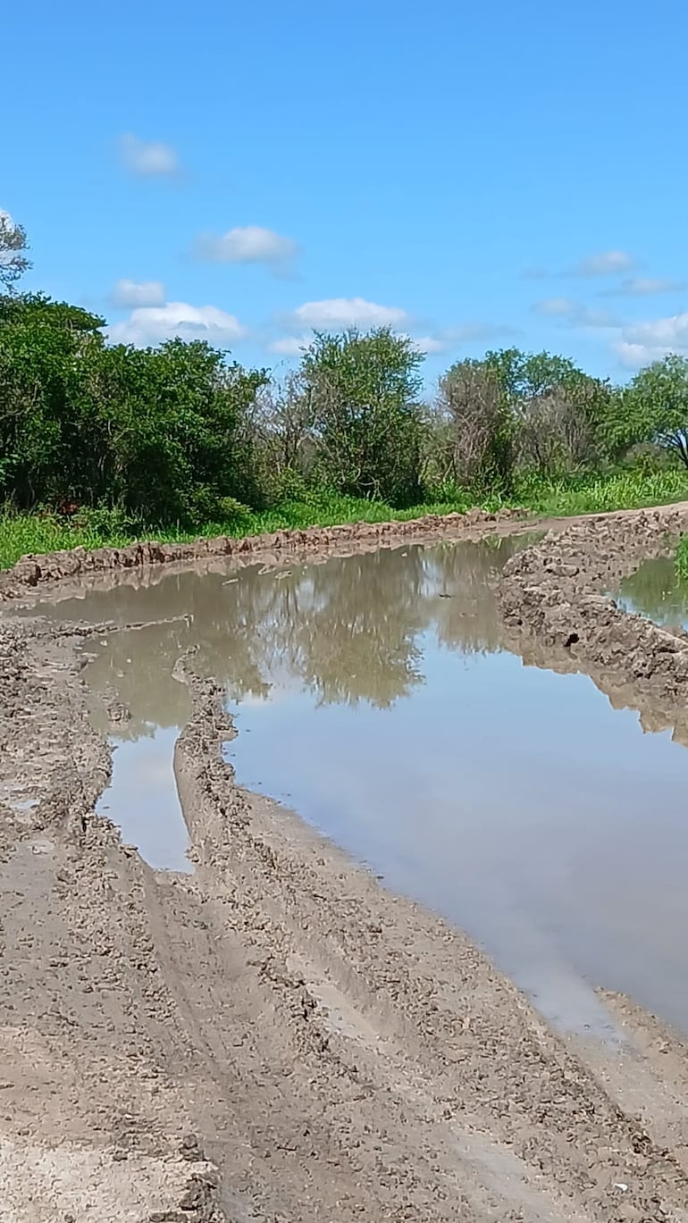 Así se encuentra actualmente parte del camino que va a Bahía Negra.