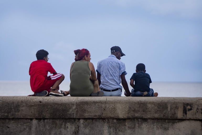 Personas observan el mar este domingo, en La Habana.