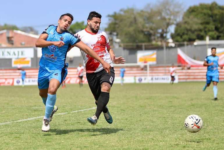 El experimentado delantero del Kelito, Ernesto "Pinti" Álvarez intenta interrumpir el avance de Diego Ortiz. (Foto: APF)