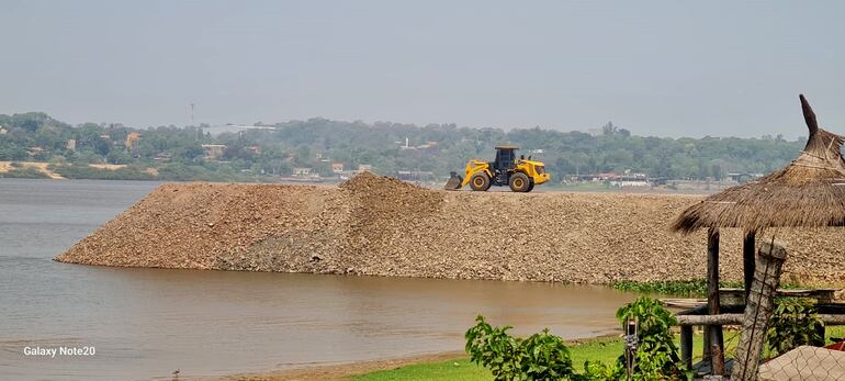 Momento en que un tractor trabajaba para desviar las aguas del río Paraguay en la zona conocida como Jardines de Remansito, en Villa Hayes.