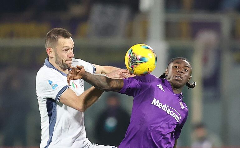 Florence (Italy), 06/02/2025.- Inter Milan's Stefan de Vrij (L) in action against Fiorentina's Moise Kean (R) during the Italian Serie A soccer match between ACF Fiorentina and FC Inter, in Florence, Italy, 06 February 2025. (Italia, Florencia) EFE/EPA/CLAUDIO GIOVANNINI
