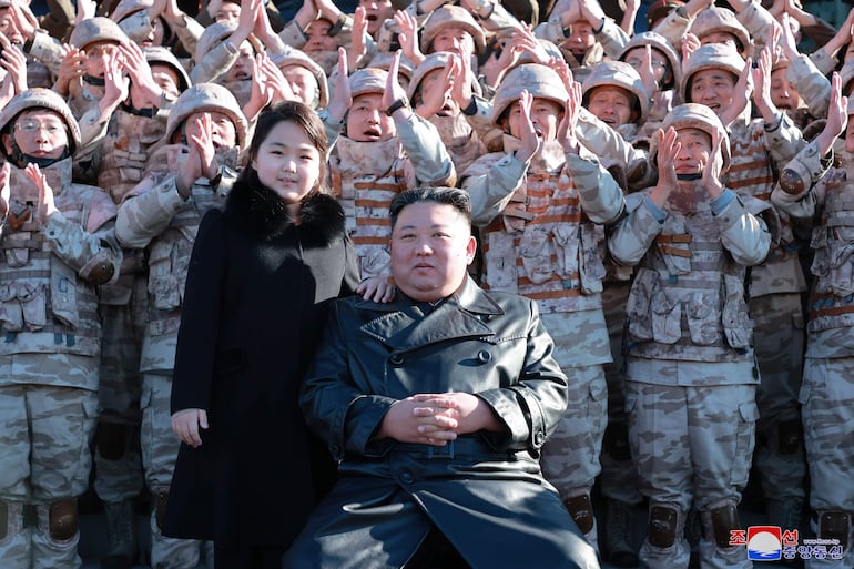 El líder norcoreano Kim Jong-un (C) posa junto a su hija Ju-ae durante un ensayo militar de prueba de un misil ICBM Hwasongpho-17. (archivo)