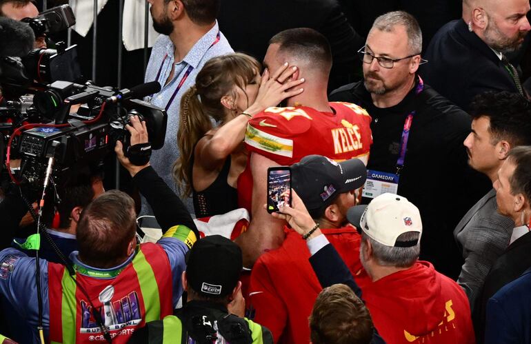 Todos querían captar el momento del beso entre Taylor Swift y Travis Kelce. (Patrick T. Fallon / AFP)