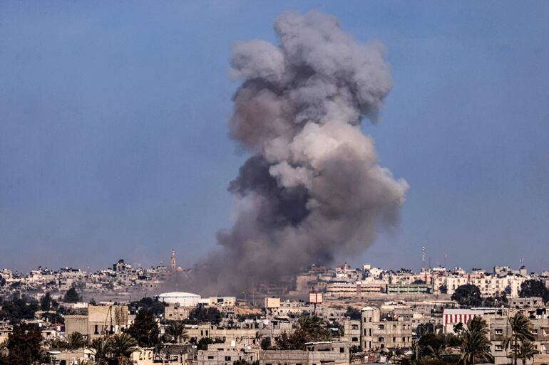 El humo se eleva sobre los edificios en Rafah, en el sur de la Franja de Gaza, durante el bombardeo israelí el 25 de enero de 2024. (Foto de AFP)