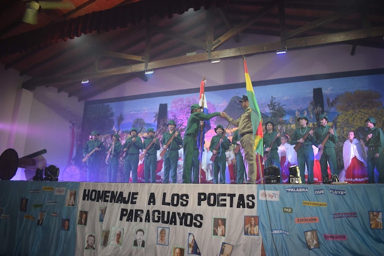 Alumnos del octavo grado dramatizaron la Batalla de Boquerón en homenaje a Emiliano R. Fernández.