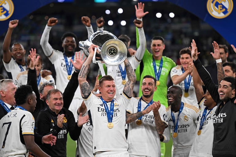 Real Madrid's German midfielder #08 Toni Kroos lifts the trophy to celebrate their victory at the end of the UEFA Champions League final football match between Borussia Dortmund and Real Madrid, at Wembley stadium, in London, on June 1, 2024. Real Madrid wins the Champions League final 2 - 0 against Borussia Dortmund. (Photo by Paul ELLIS / AFP)