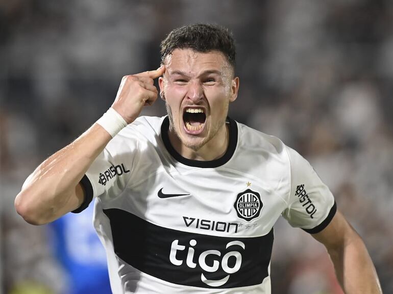 El argentino Facundo Bruera, delantero de Olimpia, celebra el tanto contra Flamengo por la vuelta de los octavos de final de la Copa Libertadores en el estadio Defensores del Chaco, en Asunción.