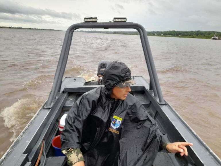 Efectivo del a Armada Paraguaya recorre en lancha en búsqueda del militar desaparecido desde una camioneta en el arroyo Lambaré. (Fuente: X).