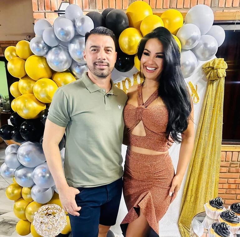 El cumpleañero Julio César Cáceres junto a su esposa Gloria Vera en la fiesta realizada en su residencia capitalina.