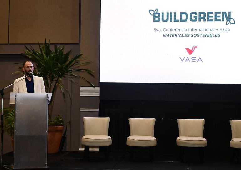 El arquitecto César Aquilano en el Congreso de sustentabilidad organizado por la Green Building Council de Paraguay.