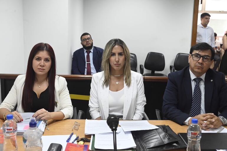 Los fiscales del caso Néstor Coronel y Natalia Fúster (c), junto a la asistente Cinthia Zelada.