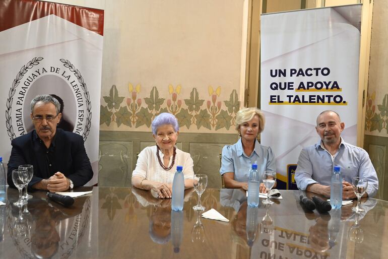 Guido Rodríguez Alcalá, Estela Appleyard de Acuña y Monserrat González Rodríguez Alcalá formaron parte de la presentación del concurso de novela inédita “Beatriz Rodríguez Alcalá de González Oddone”.