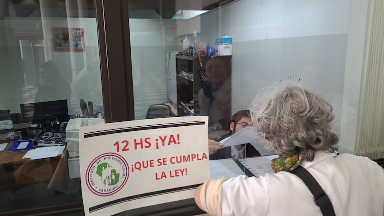 El Instituto de Previsión Social se comprometió a reducir la carga horaria a 12 horas para los médicos, desde marzo del 2025.