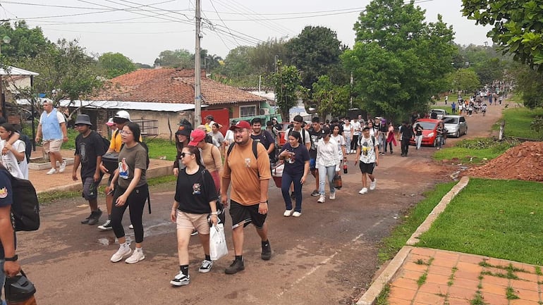 Parte de la peregrinación de la Pastoral de la Juventud Diocesana de San Lorenzo, en Itá.