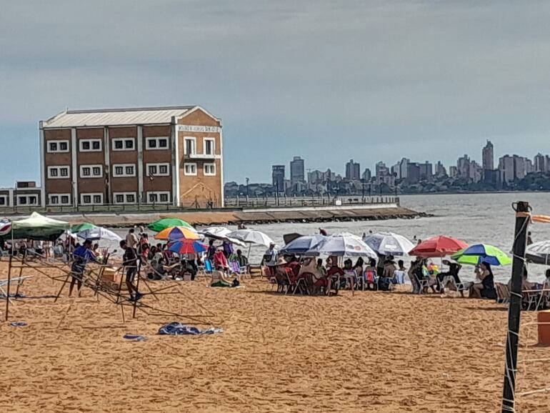 Asustados pero sin deseos de dejar la playa los bañistas volvieron.