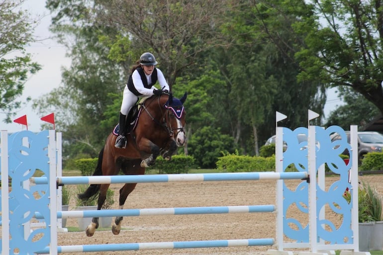 La amazona Daniela Maldonado se quedó con la Copa Especial 1.25 metros en el Acá Carayá.