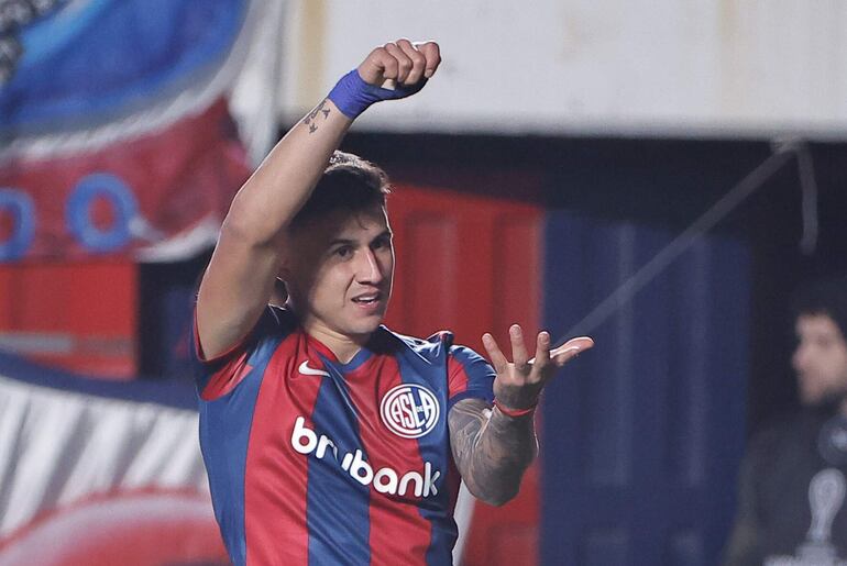 El paraguayo Adam Bareiro, jugador de San Lorenzo de Almagro, festeja el gol en el partido contra Sao Paulo por los octavos de final de la Copa Sudamericana en el estadio Pedro Bidegain, en Buenos Aires, Argentina.