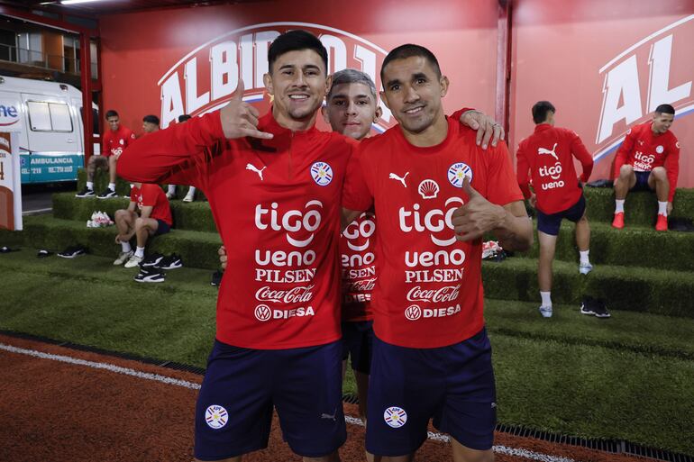 Adam Bareiro (27 años), Julio Enciso (20) y Víctor Gustavo Velázquez (33) en el entrenamiento albirrojo.